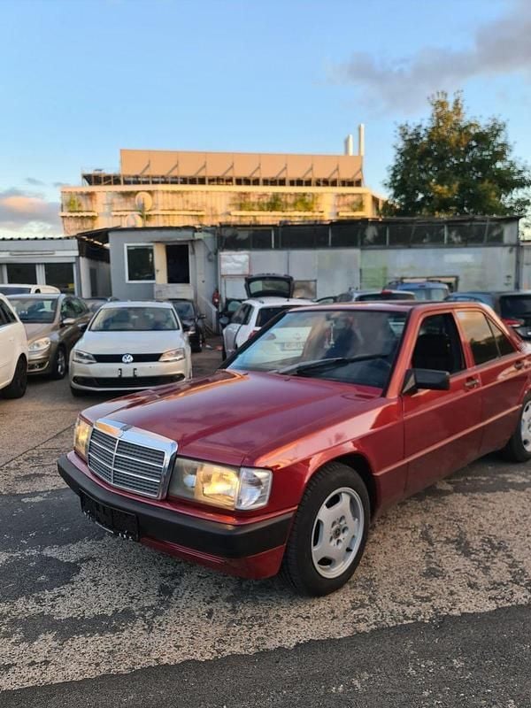 Rot Gebraucht 1987 Mercedes 190 Kombi | 3.800 € - Bild 1/4