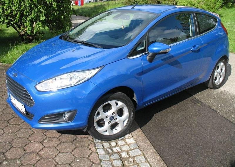 Blau Gebraucht 2013 Ford Fiesta Titanium Kleinwagen | 6.900 € - Bild 1/4