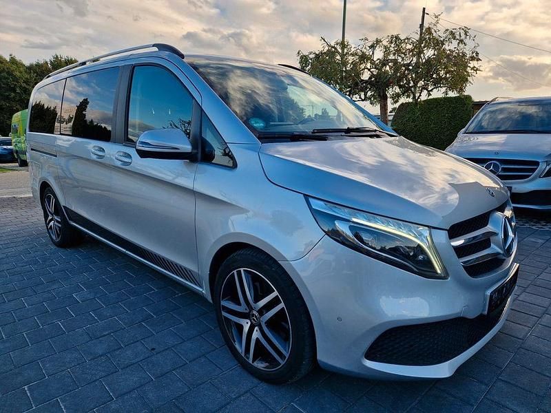 Brillantsilber Gebraucht 2022 Mercedes V220 Edition Van / Kleinbus | 33.980 € (Fairer Preis) - Bild 1/4
