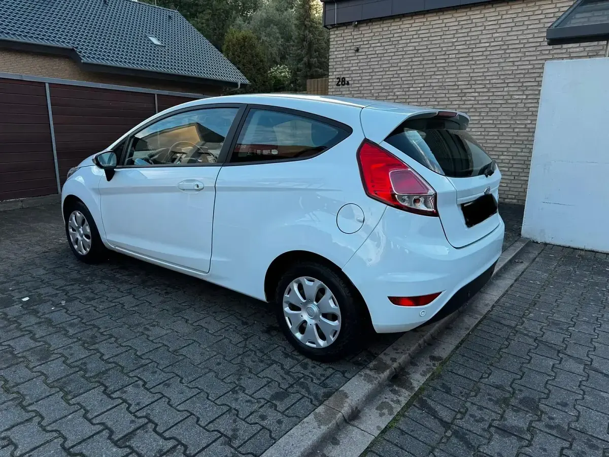 Gebraucht Ford Fiesta 95 PS (69 kW) 2016 Weiß Kleinwagen