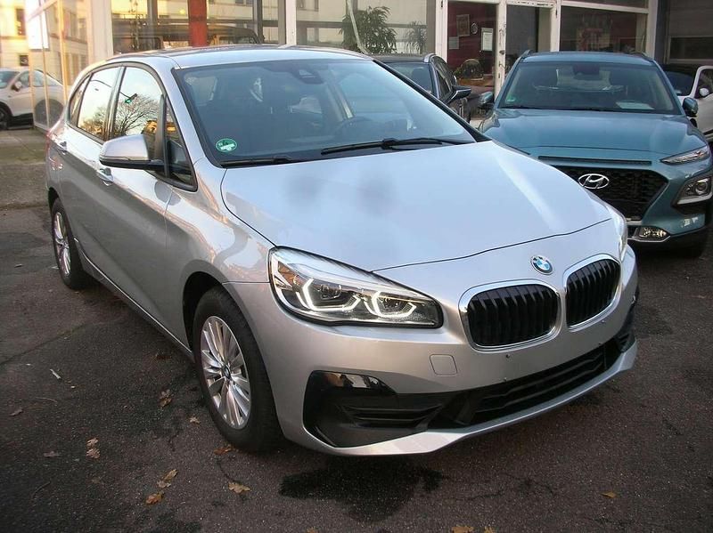 Glaciersilber metallic Gebraucht 2020 BMW 218 Limousine | 22.990 € (Fairer Preis) - Bild 1/4