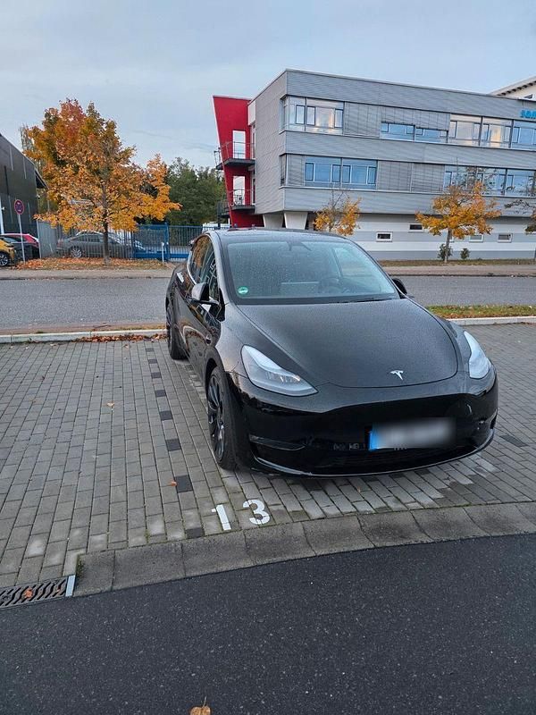 Schwarz Gebraucht 2025 Tesla Model Y SUV | 50.400 € (Fairer Preis) - Bild 1/4