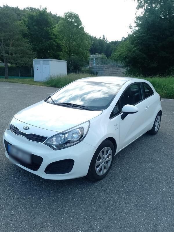 Weiß Gebraucht 2014 Kia Rio Kleinwagen | 2.900 € (Guter Preis) - Bild 1/4