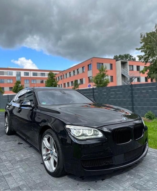 Gebraucht BMW 750 M Sport 381 PS (280 kW) 2012 Schwarz Limousine
