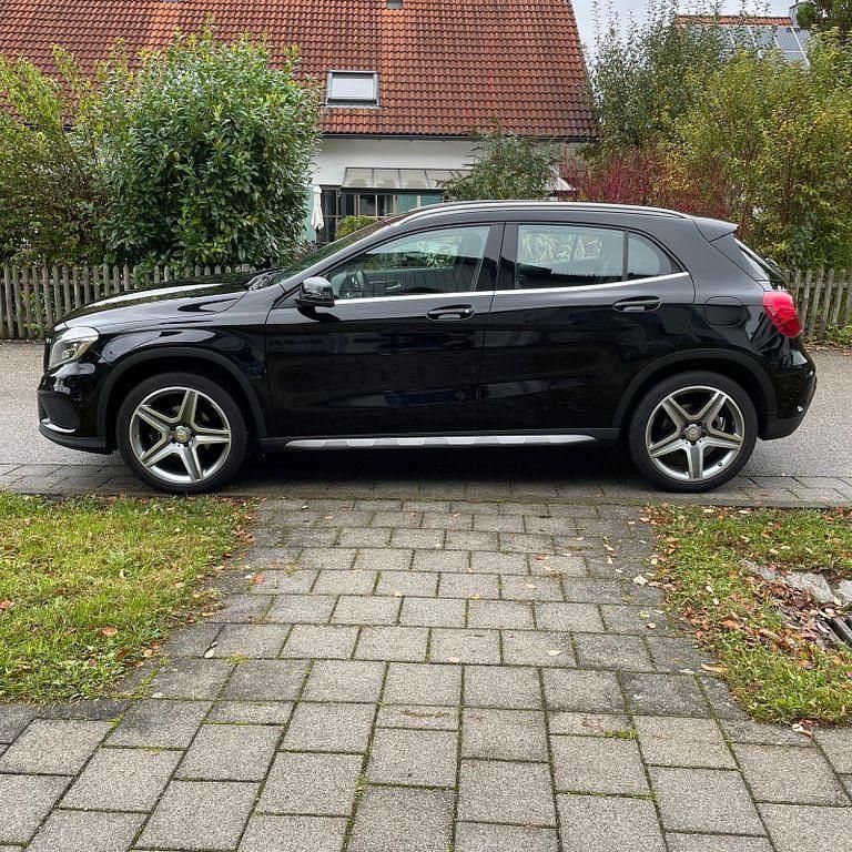 Schwarz Gebraucht 2015 Mercedes GLA200 AMG line SUV | 15.999 € (Superpreis) - Bild 1/4