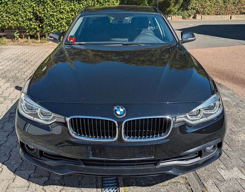 Schwarz Gebraucht 2019 BMW 318 Advantage Kombi | 17.200 € (Fairer Preis) - Bild 1/4