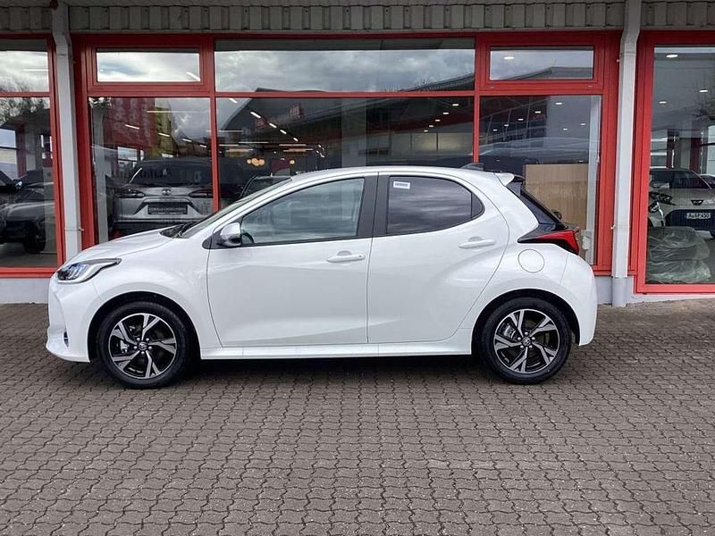 Neu Toyota Yaris Hybrid 116 PS (85 kW) 2025 Schneeweiß Kleinwagen