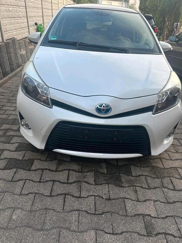 Weiß Gebraucht 2014 Toyota Yaris Hybrid Club Kleinwagen | 12.950 € (Teuer) - Bild 1/4