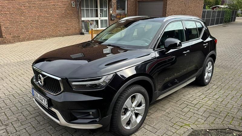 Schwarz Gebraucht 2018 Volvo XC40 Momentum SUV | 28.500 € (Fairer Preis) - Bild 1/4