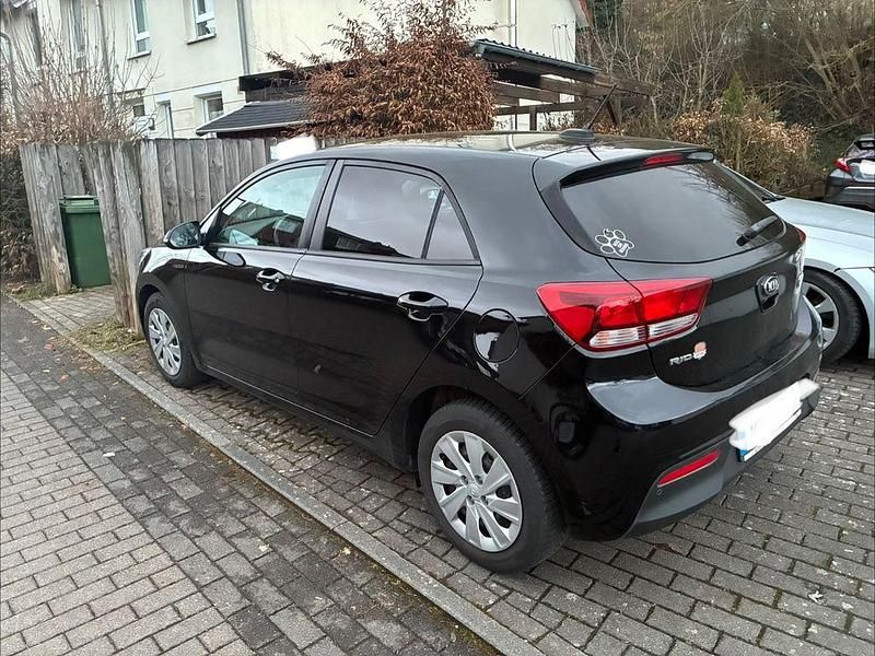 Gebraucht Kia Rio DREAM-TEAM Edition 99 PS (72 kW) 2018 Schwarz Limousine
