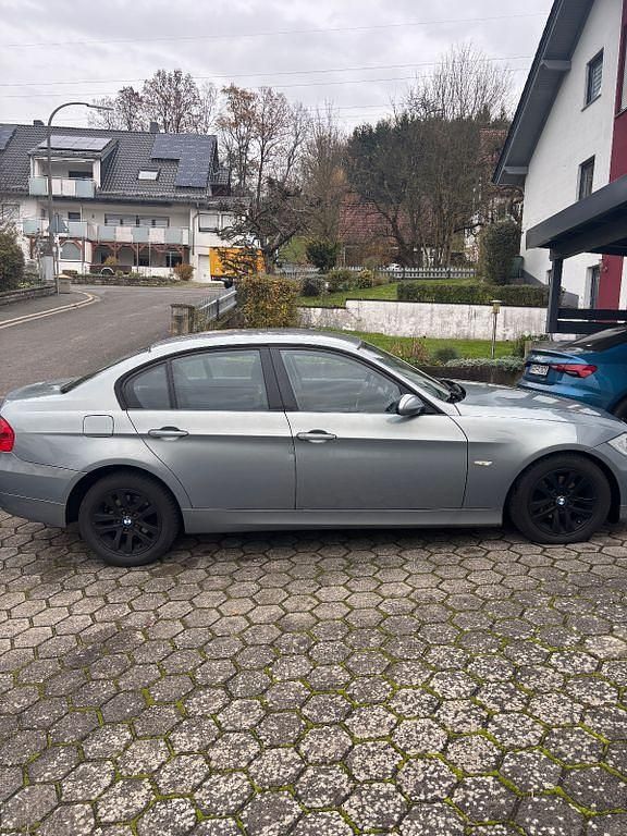 Gebraucht BMW 318 129 PS (94 kW) 2007 Grau Limousine