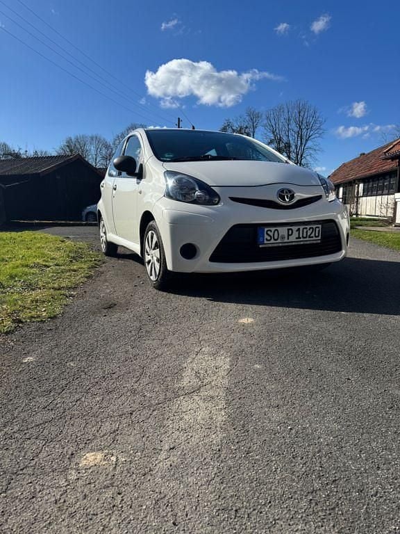 Gebraucht Toyota Aygo 68 PS (50 kW) 2013 Weiß Kleinwagen