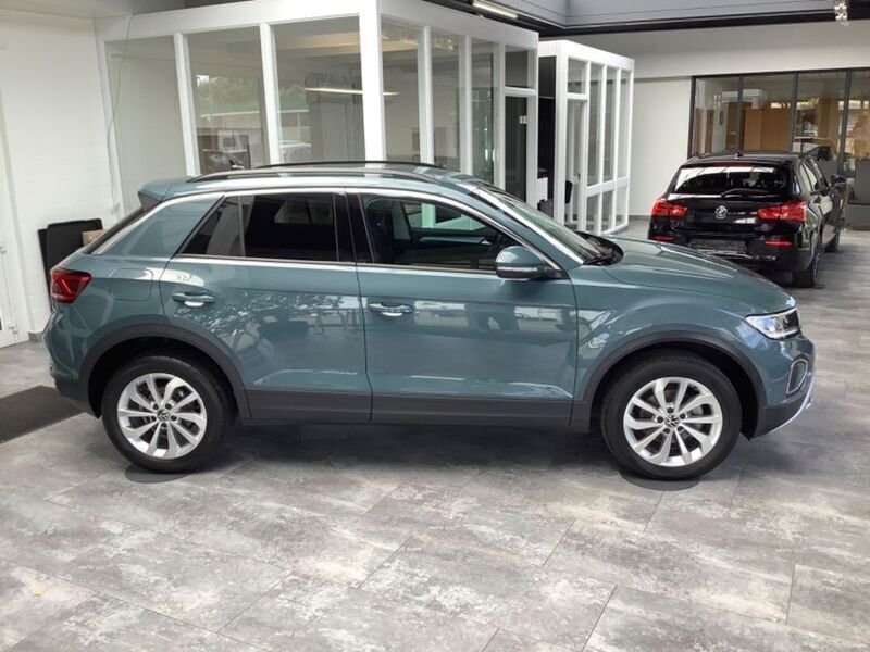 Gebraucht VW T-Roc Life 150 PS (110 kW) 2023 Petroleumblue SUV