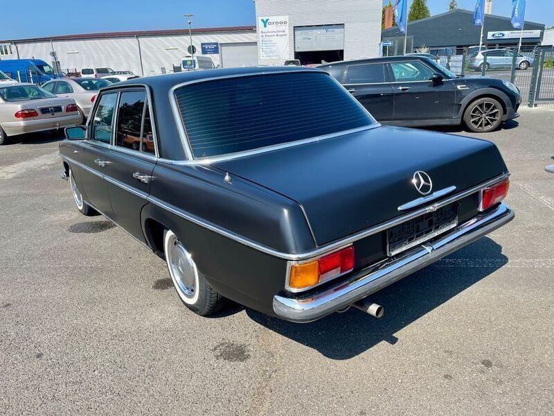 Gebraucht Mercedes E230 120 PS (88 kW) 1974 Gelb Limousine