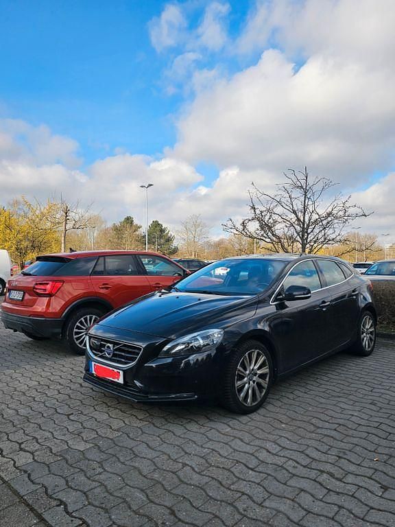 Schwarz Gebraucht 2012 Volvo V40 Summum Limousine | 7.400 € (Fairer Preis) - Bild 1/4