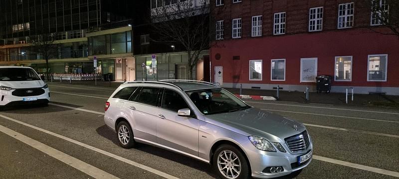 Silber Gebraucht 2011 Mercedes E200 Kombi | 8.199 € (Fairer Preis) - Bild 1/4