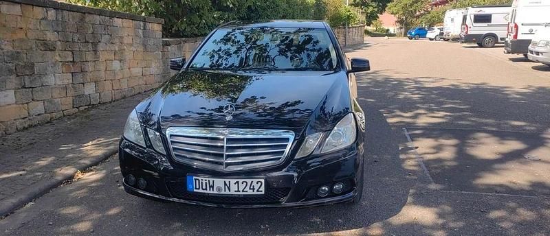 Schwarz Gebraucht 2011 Mercedes E200 Limousine | 8.600 € (Guter Preis) - Bild 1/4