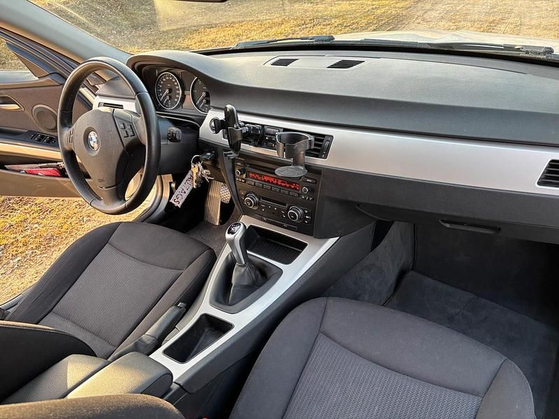 Gebraucht BMW 318 143 PS (105 kW) 2010 Grau Kombi