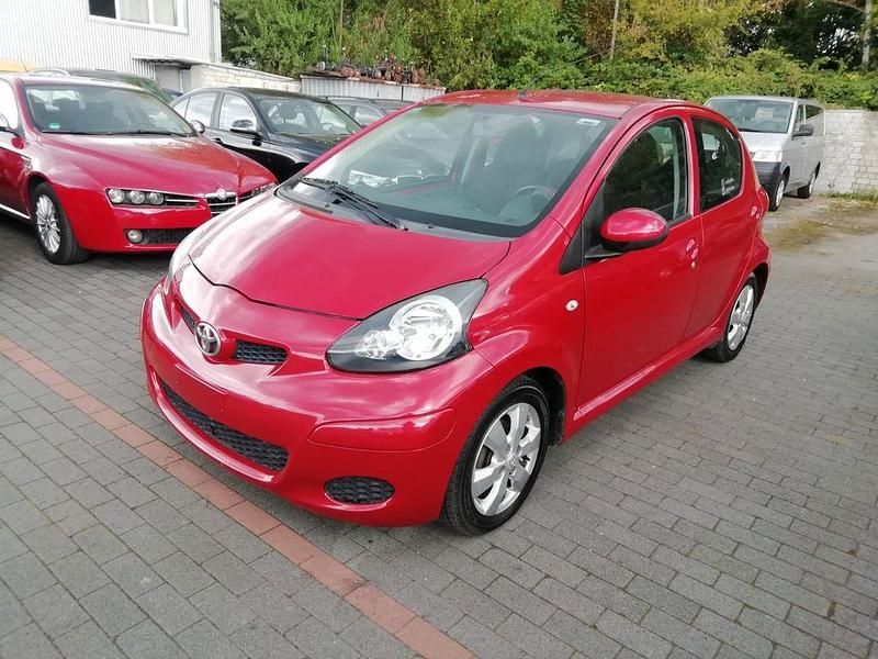 Gebraucht Toyota Aygo 68 PS (50 kW) 2010 Rot Kleinwagen