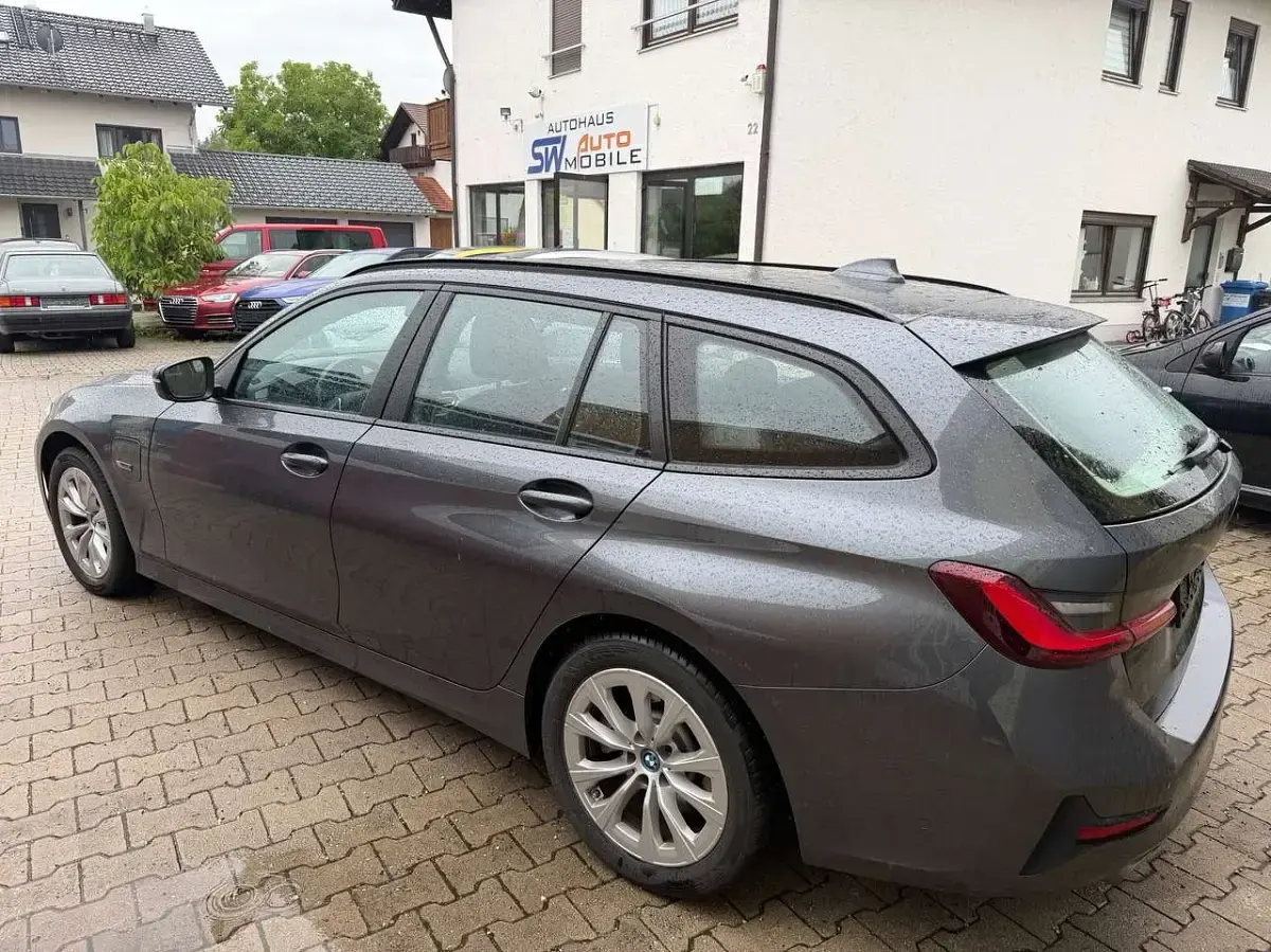 Gebraucht BMW 320 Advantage 163 PS (119 kW) 2022 Mineralgrau metallic Kombi