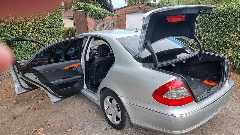 Gebraucht Mercedes E220 177 PS (130 kW) 2005 Silber Limousine