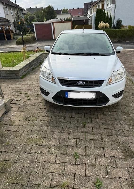 Weiß Gebraucht 2009 Ford Focus Limousine | 2.100 € - Bild 1/4