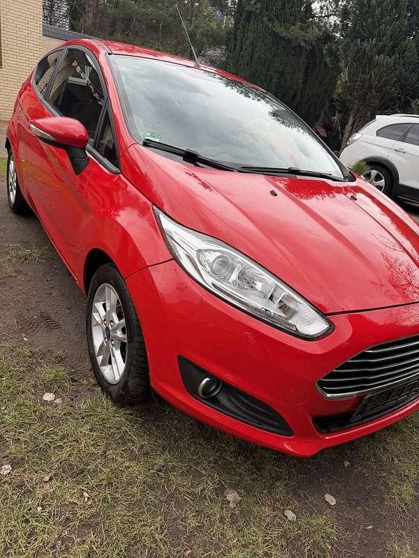 Gebraucht Ford Fiesta Titanium 60 PS (44 kW) 2016 Rot Limousine