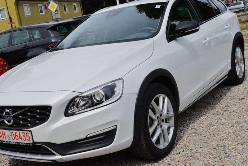 Crystal white pearl / metallic Gebraucht 2017 Volvo V60 CC Pro Kombi | 18.950 € (Guter Preis) - Bild 1/4