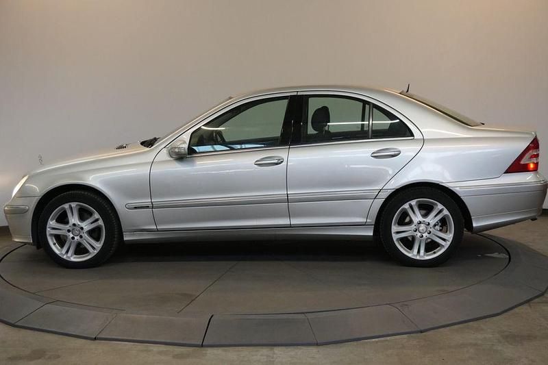 Second-hand Mercedes C200 163 CP (119 kW) 2005 Argintiu Berlinǎ