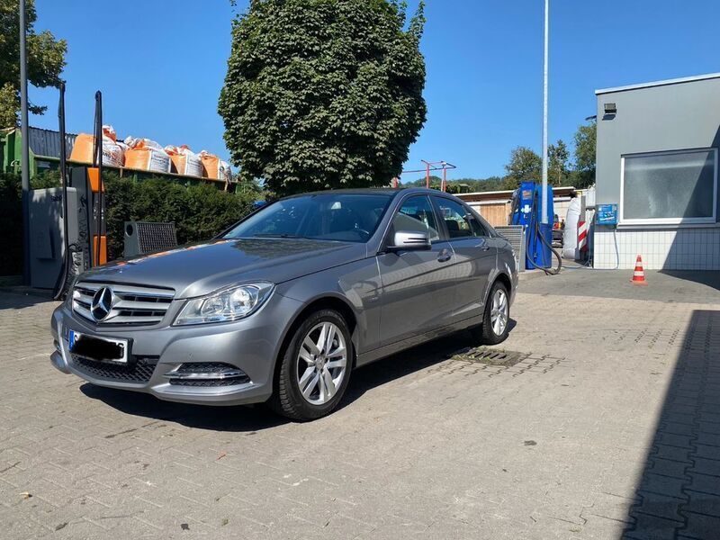 Grau Gebraucht 2011 Mercedes C200 Limousine | 11.900 € (Fairer Preis) - Bild 1/4