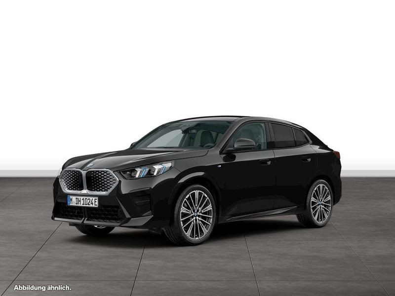 Black sapphire metallic Gebraucht 2025 BMW iX2 Comfort Edition SUV | 52.554 € - Bild 1/4