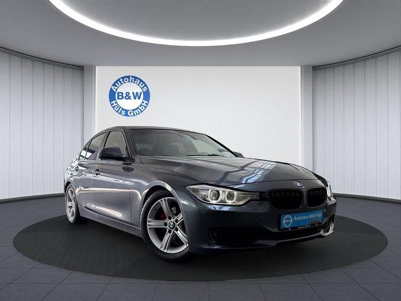 Grau Gebraucht 2012 BMW 320 Comfort Edition Limousine | 10.399 € (Fairer Preis) - Bild 1/4