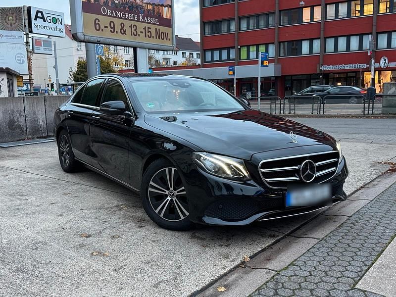 Schwarz Gebraucht 2019 Mercedes E200 Avantgarde Limousine | 29.500 € (Teuer) - Bild 1/4