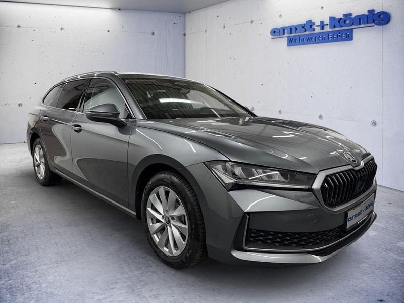 Neu Skoda Superb Selection 193 PS (141 kW) 2025 Grau Kombi