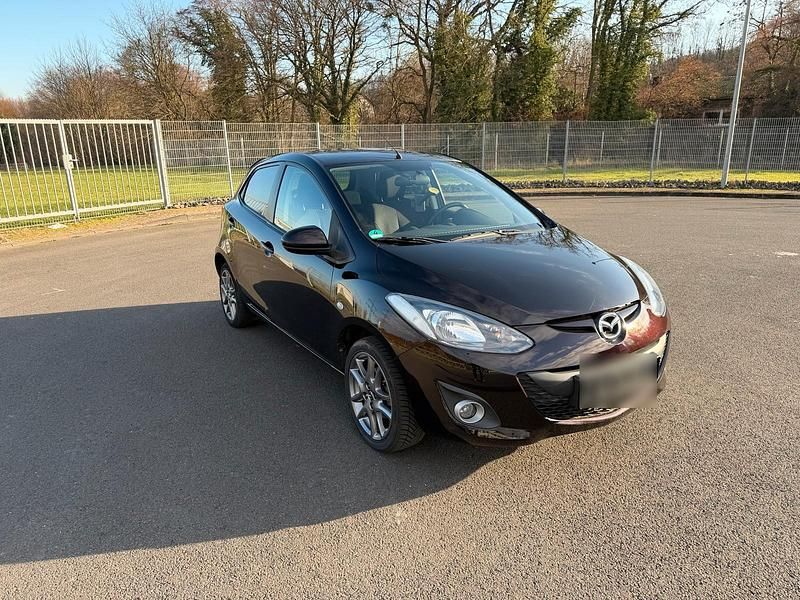 Braun Gebraucht 2012 Mazda 2 Kleinwagen | 6.650 € - Bild 1/4