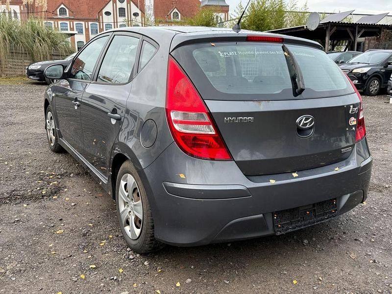 Gebraucht Hyundai i30 Edition 90 PS (66 kW) 2011 Grau Limousine