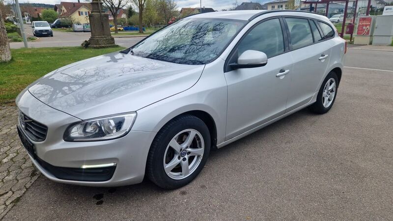 Silber Gebraucht 2015 Volvo V60 Kinetic Kombi | 9.999 € (Fairer Preis) - Bild 1/4