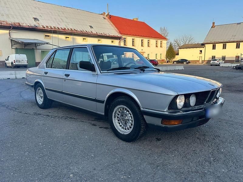 Gebraucht BMW 524 115 PS (84 kW) 1985 Silber Limousine
