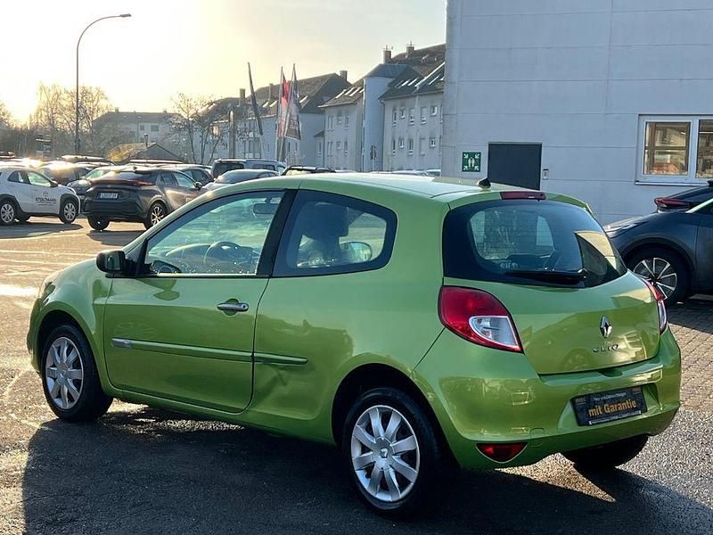 Gebraucht Renault Clio III Dynamique 75 PS (55 kW) 2009 Grün Kleinwagen