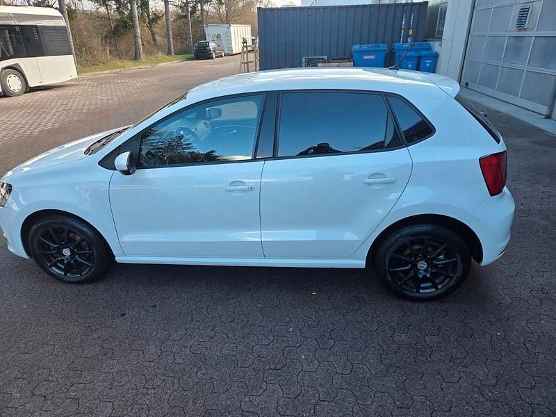 Gebraucht VW Polo Highline 90 PS (66 kW) 2015 Weiß Kleinwagen