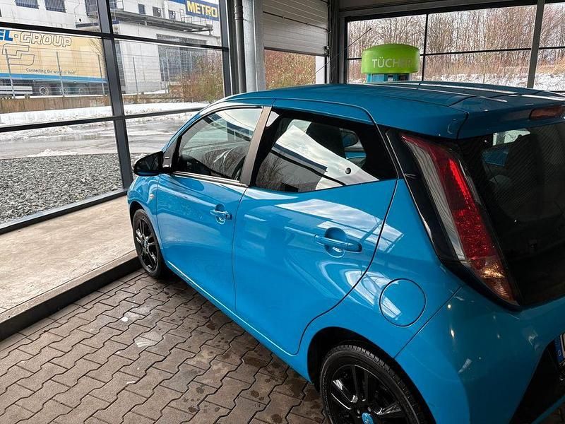 Gebraucht Toyota Aygo 69 PS (50 kW) 2015 Schwarz Kleinwagen