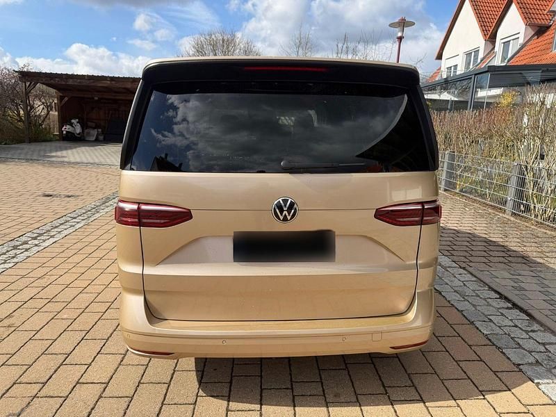 Second-hand VW Multivan Life 204 CP (150 kW) 2022 Auriu Monovolum