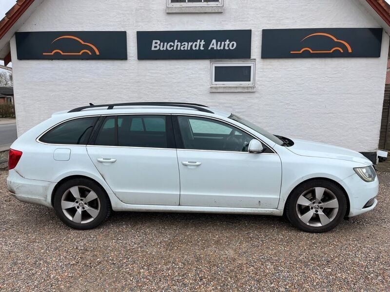 Weiß Gebraucht 2015 Skoda Superb Ambition Kombi | 6.800 € (Superpreis) - Bild 1/3