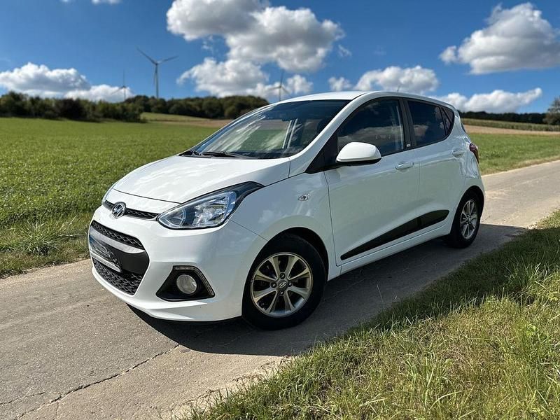Weiß Gebraucht 2016 Hyundai i10 Passion Kleinwagen | 6.500 € (Fairer Preis) - Bild 1/4