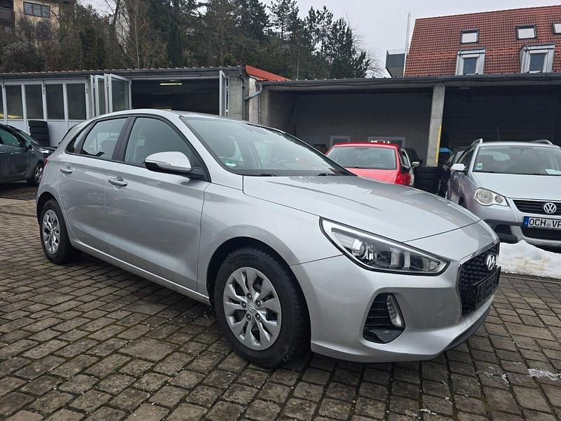 Gebraucht Hyundai i30 Select 101 PS (74 kW) 2017 Silber Limousine