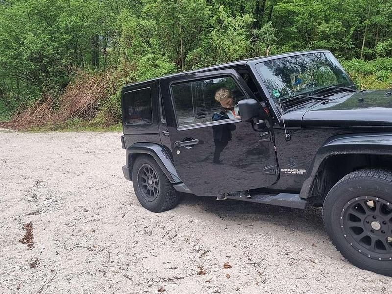 Schwarz Gebraucht 2012 Jeep Wrangler Unlimited Sahara SUV | 26.500 € (Etwas zu teuer) - Bild 1/3