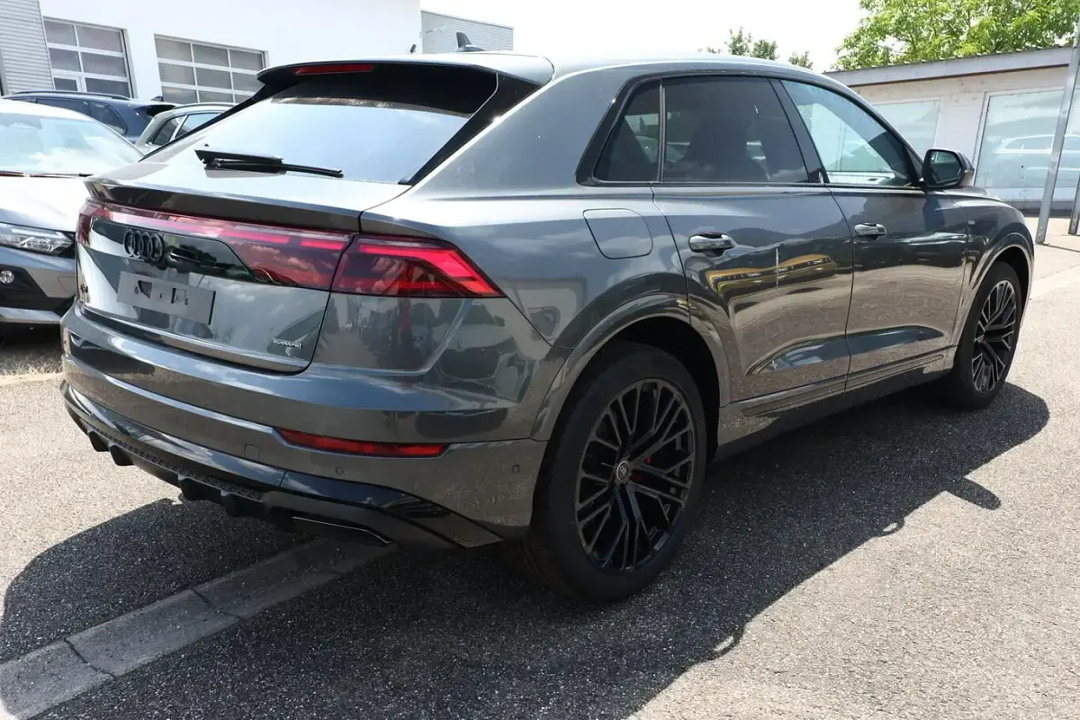 Neu Audi Q8 S-Line 286 PS (210 kW) 2025 Waitomoblau metallic SUV