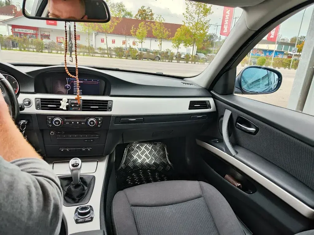 Gebraucht BMW 320 177 PS (130 kW) 2009 Schwarz Kombi