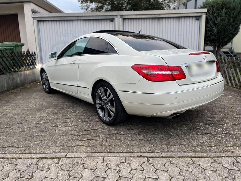 Gebraucht Mercedes E200 184 PS (135 kW) 2010 Weiß Coupé