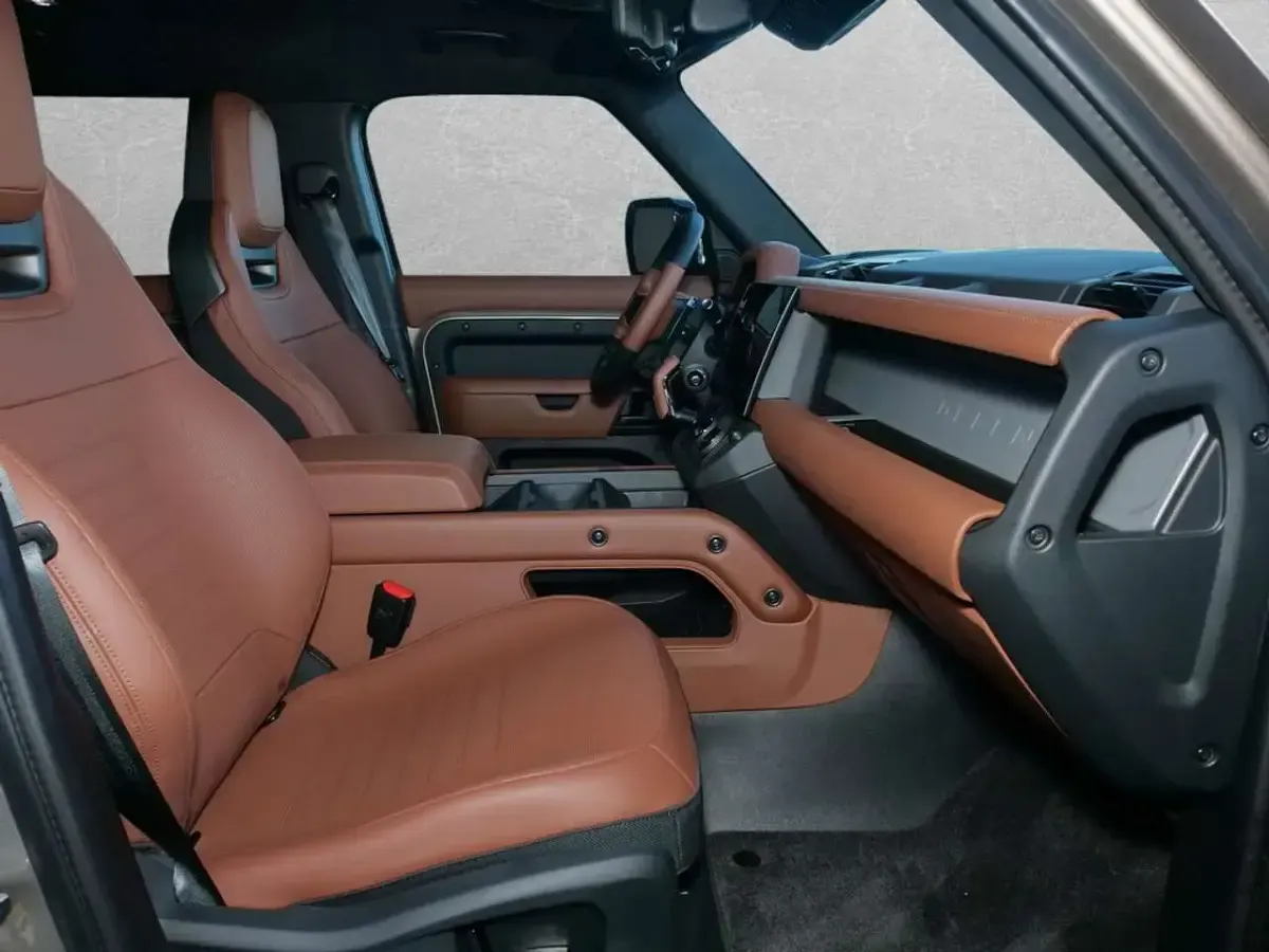 Gebraucht Land Rover Defender Dynamic 635 PS (467 kW) 2026 Petra copper SUV